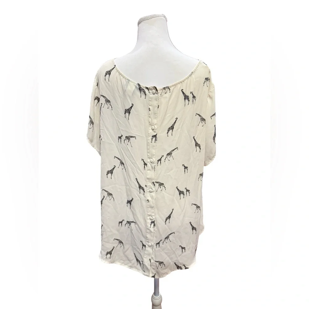 Torrid White Giraffe Print Blouse 2X Safari Animal Print Pocket Semi Sheer Top - Picture 5 of 10